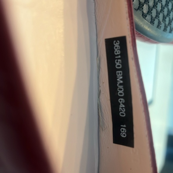 Authentic Gucci Shoes - Picture 5 of 6